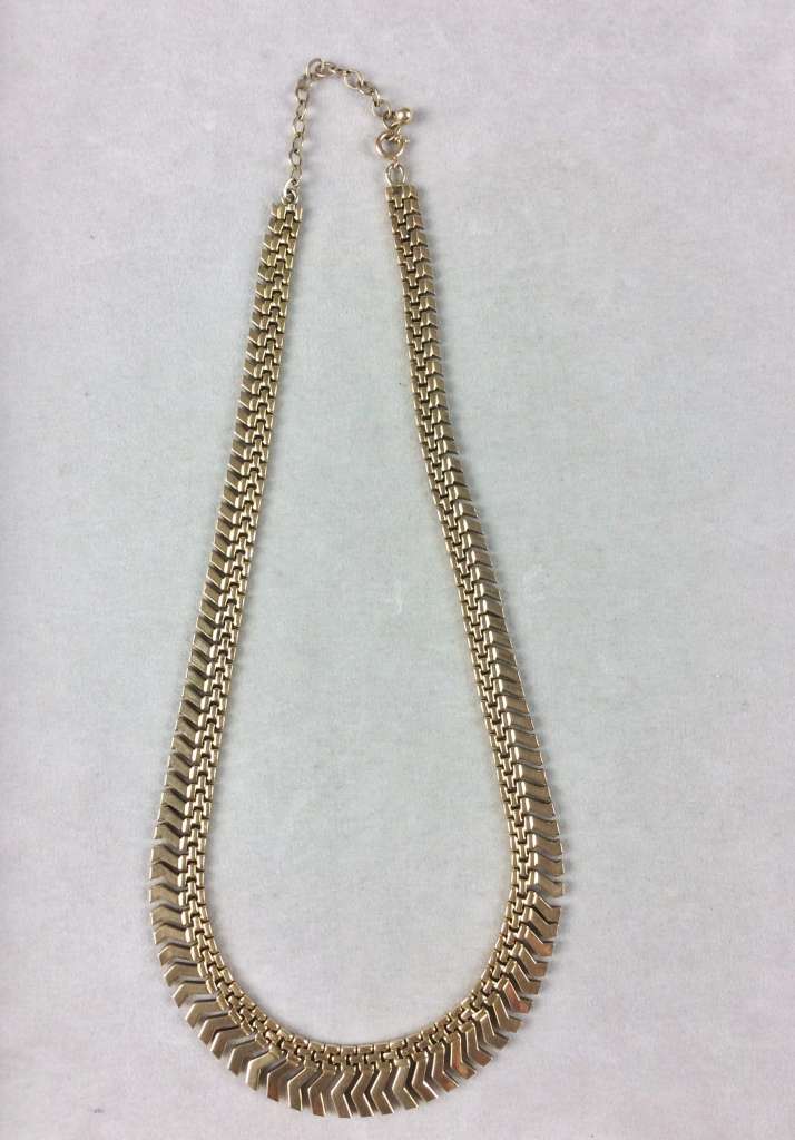 Collier aus 750er-Gelbgold, flach gegliedert, Länge: 50 cm, Gesamtgewicht: 32,70 g. Mit geringen