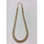 Collier aus 750er-Gelbgold, flach gegliedert, Länge: 50 cm, Gesamtgewicht: 32,70 g. Mit geringen