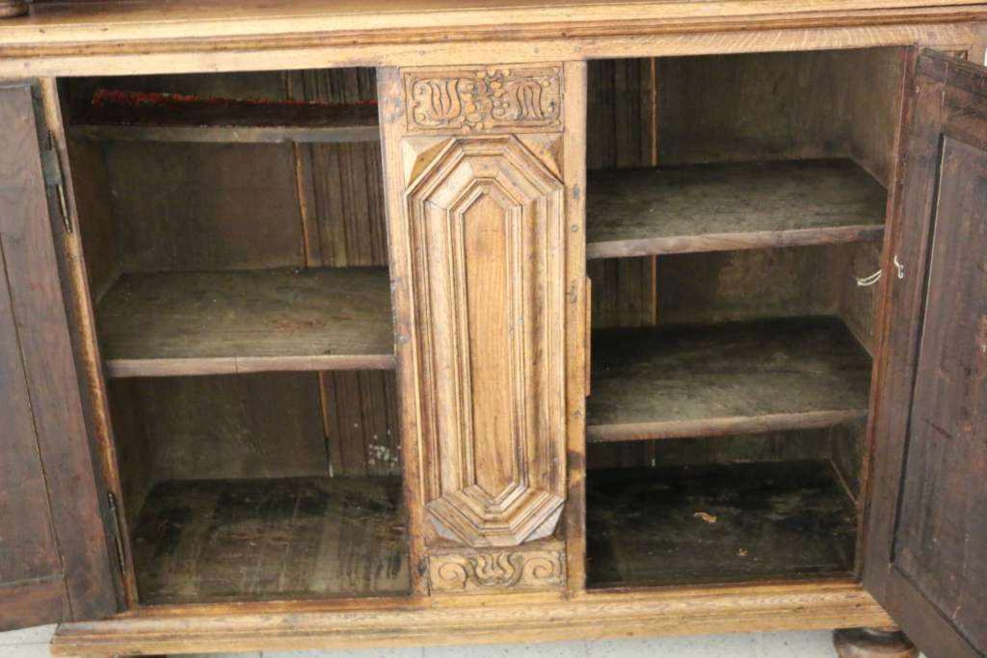 Cupboard/Tassenschrank Norddeutschland, Eiche um 1703. Dreigeteilte Front mit Kissenfüllungen - Bild 4 aus 6