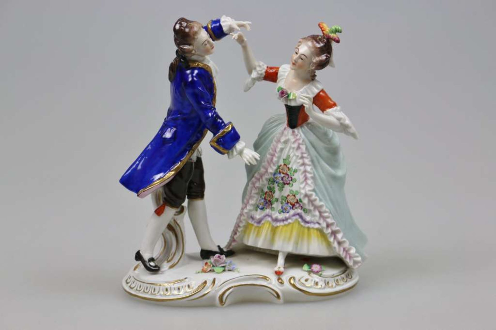 Ernst Bohne Söhne Rudolstadt, Porzellan-Figurengruppe, tanzendes Paar, ovaler Stand mit Blüten und