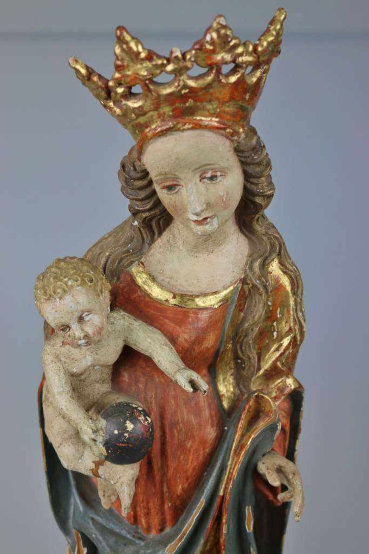 Heiligenfigur Maria mit Jesuskind 19 Jh. Holz geschnitzt, farbige Originalfassung. Die - Bild 2 aus 3