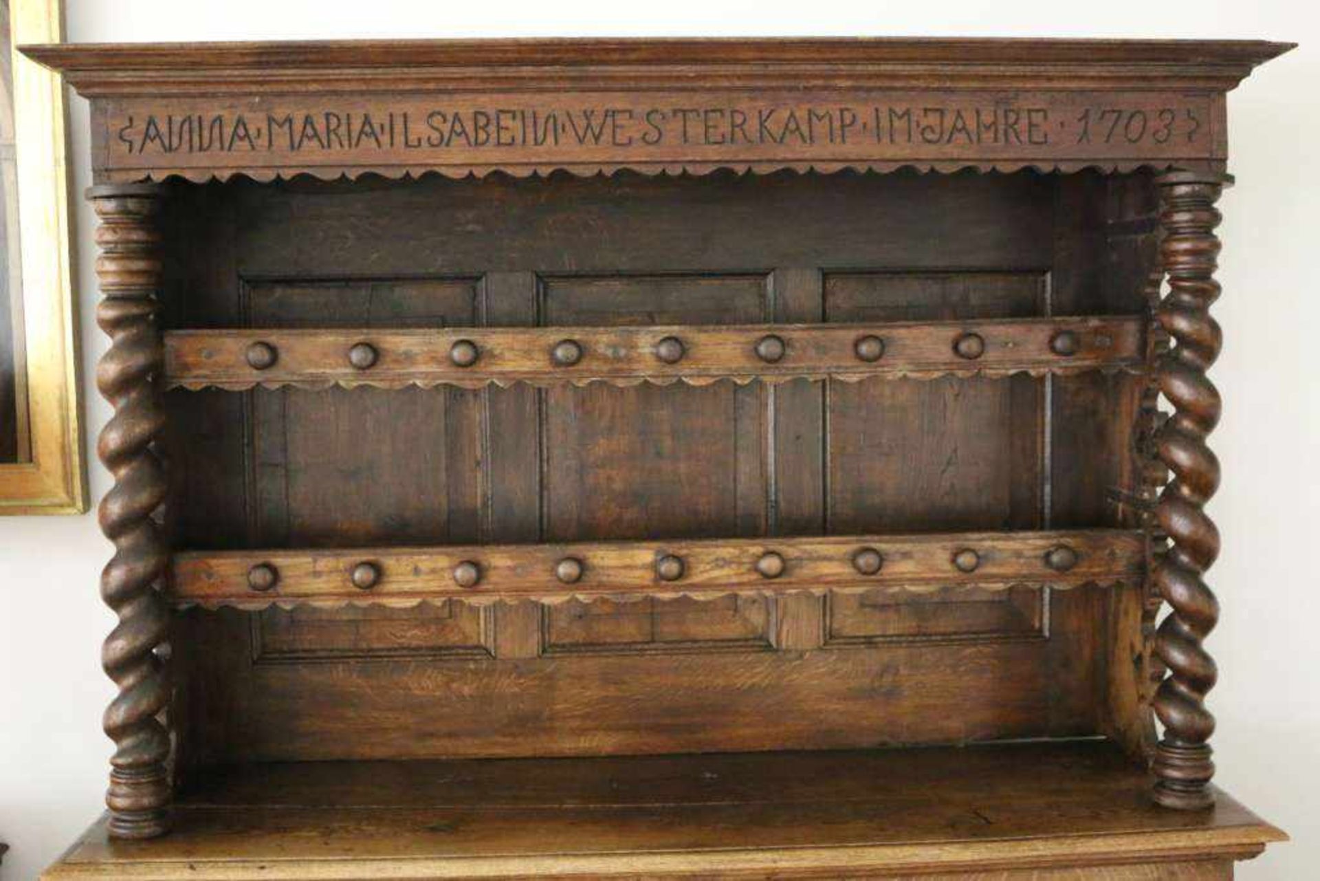 Cupboard/Tassenschrank Norddeutschland, Eiche um 1703. Dreigeteilte Front mit Kissenfüllungen - Bild 3 aus 6