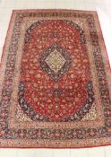 Persien, Täbriz, verschiedene Rot- und Blautöne, gemustert. Maße: 368 cm x 251 cm.