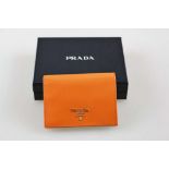 Prada, Portemonnaie Saffiano Leder, orange, unbenutzt im Originalkarton mit Authentizitätszertikat.