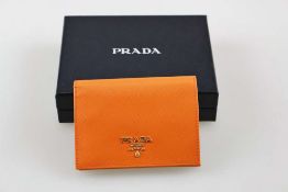 Prada, Portemonnaie Saffiano Leder, orange, unbenutzt im Originalkarton mit Authentizitätszertikat.