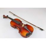 Alte Geige um 1880 ohne Herstelleretikett. Mit Bogen. Alters- und Gebrauchsspuren, Saiten lose und