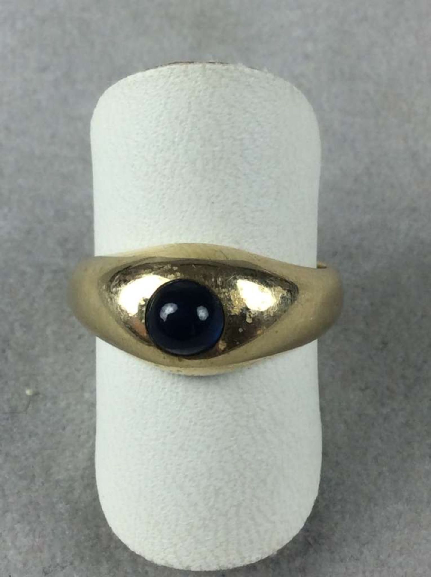 Gelbgold-Cabochon-Ring, 585 gestempelt, mit einem zentrischen Saphir-Cabochon und Innengravur von - Bild 2 aus 3