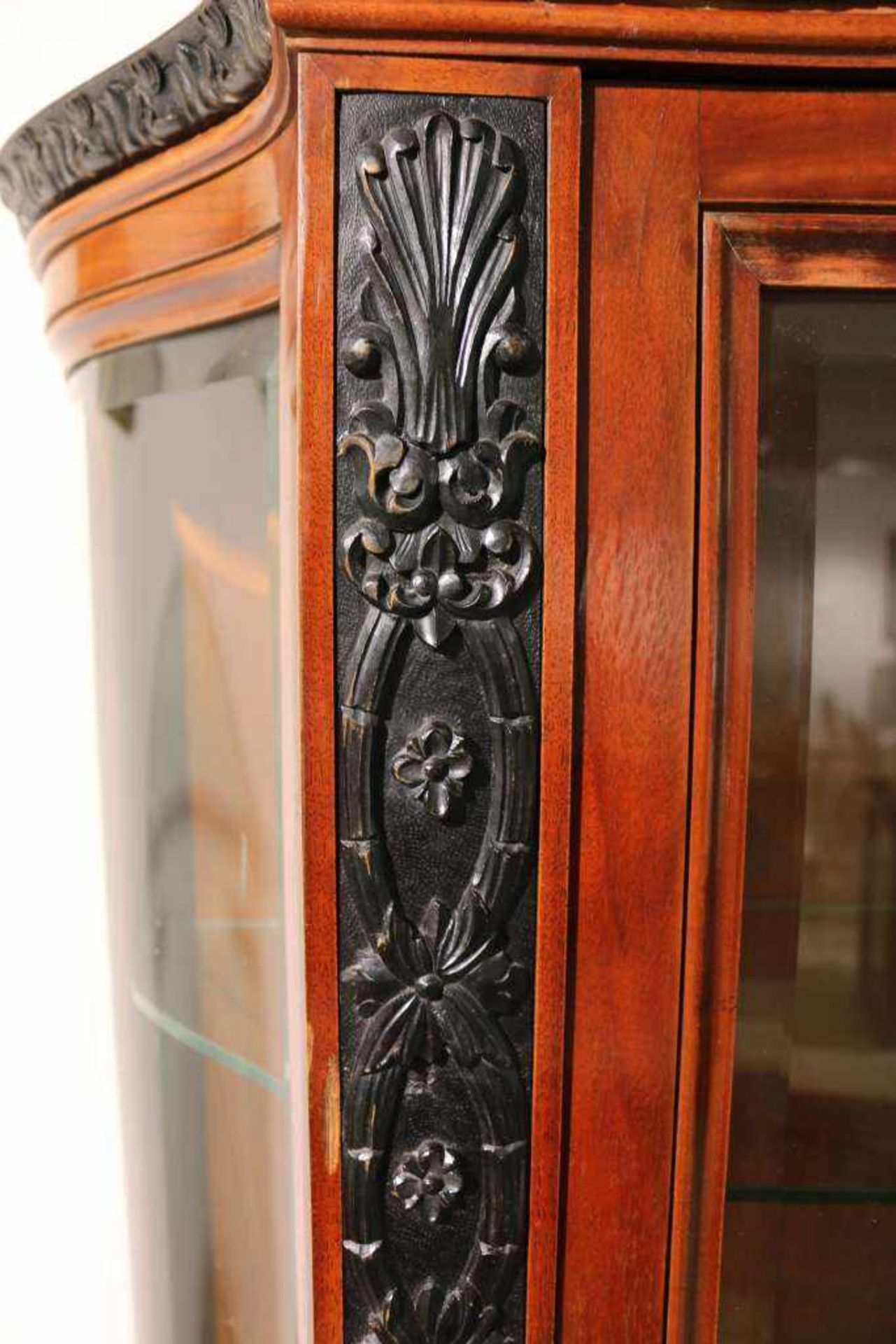 Barock Vitrine Ende 18. Jahrhundert. Mahagoni mit geschnitzten Ebenholzzierleisten. Auf vier Füßen - Bild 4 aus 8