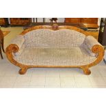 Frühes Biedermeier Sofa aus Nussbaumholz mit geschwungener Rückenlehne. Maße: Höhe: 96 cm, Länge: