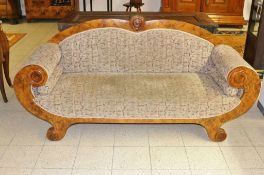 Frühes Biedermeier Sofa aus Nussbaumholz mit geschwungener Rückenlehne. Maße: Höhe: 96 cm, Länge: