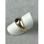 Gelbgold-Cabochon-Ring, 585 gestempelt, mit einem zentrischen Saphir-Cabochon und Innengravur von