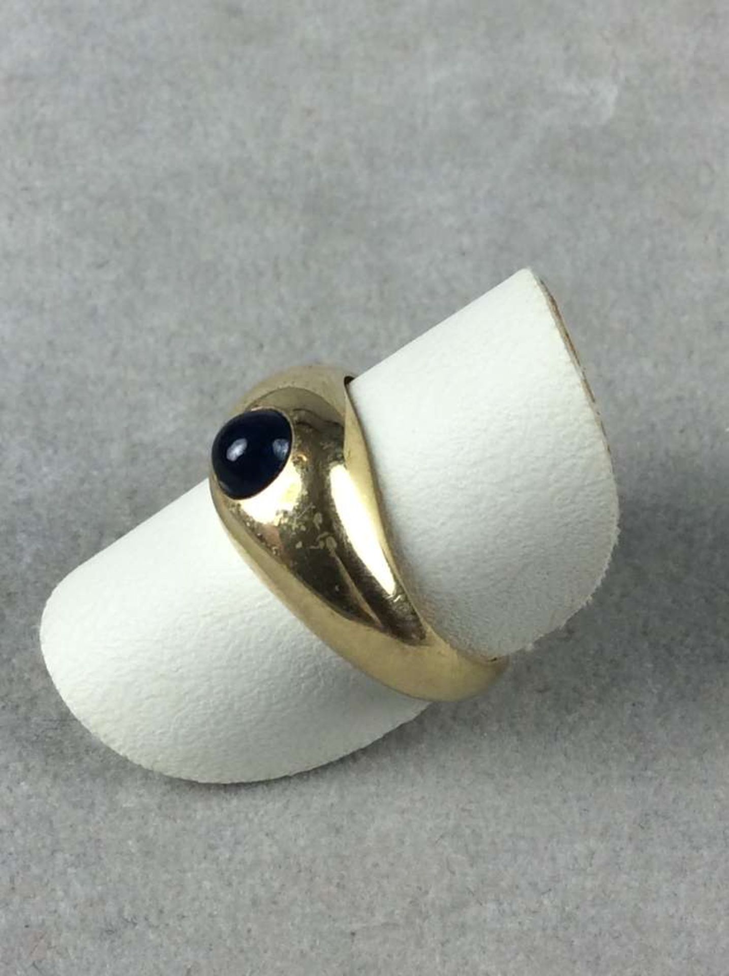 Gelbgold-Cabochon-Ring, 585 gestempelt, mit einem zentrischen Saphir-Cabochon und Innengravur von