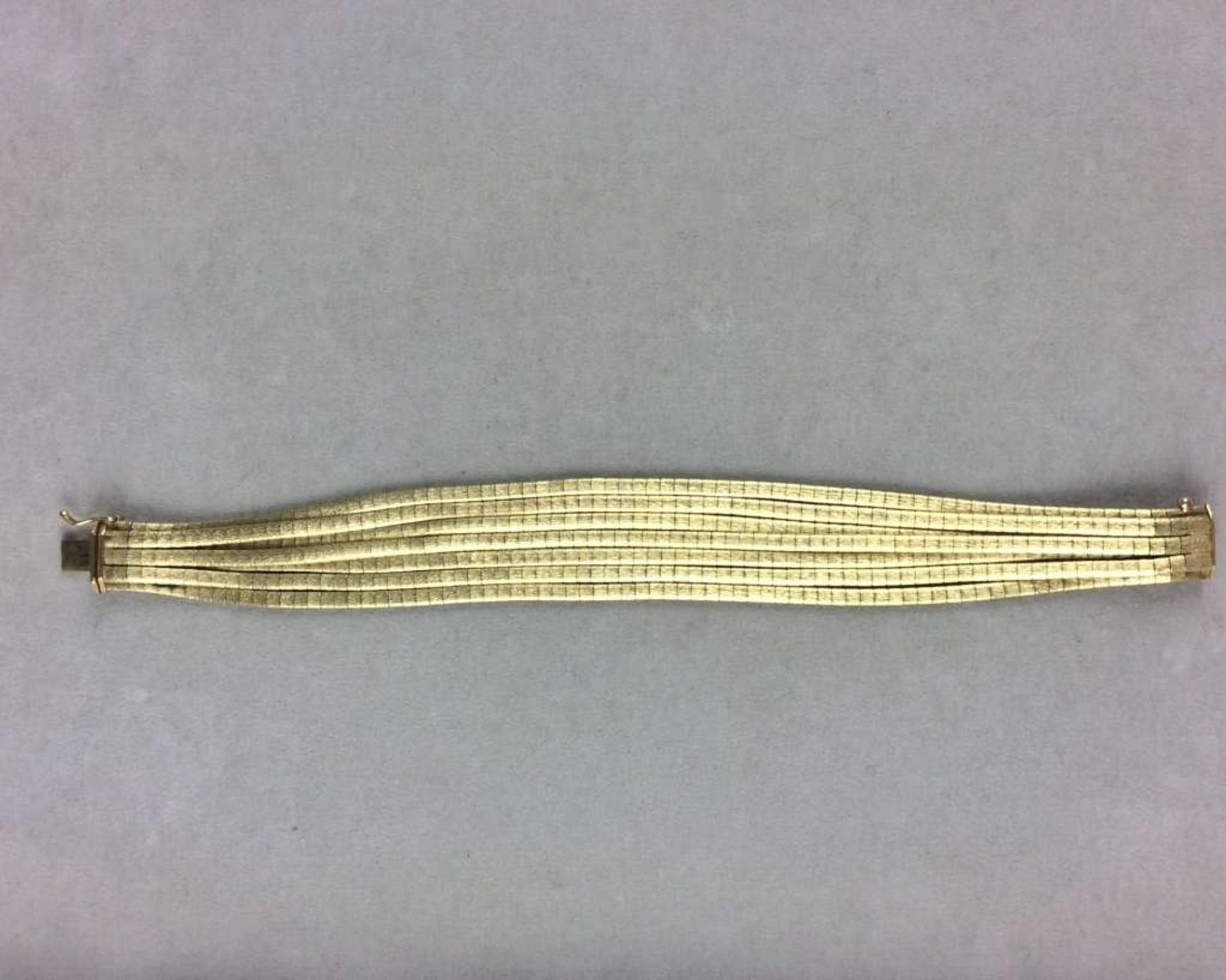 Armband, 585er-Gelbgold mit 7 flach gearbeiteten Stegen. Breite: ca. 2 cm, Länge: 20 cm,