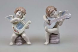 2 kleine sitzende und musizierende Engel, Lladro Porzellan, Spanien, bunt bemalt. Höhe: ca. 16 cm.