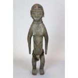 Weiblich Holzfigur, Kongo, alt. Freistehende Figur mit reichen Verzierungen. Höhe: ca. 107 cm.