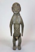 Weiblich Holzfigur, Kongo, alt. Freistehende Figur mit reichen Verzierungen. Höhe: ca. 107 cm.