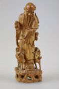 China, geschnitzte Holzfigur, alter Wanderer mit Stock, umgeben von 2 Tieren. Höhe: ca. 20 cm.