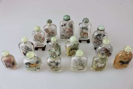 China, Konvolut von 15 Glas Snuff Bottles mit Innenmalerei aus dem 20 Jh., verschiedene Motive und