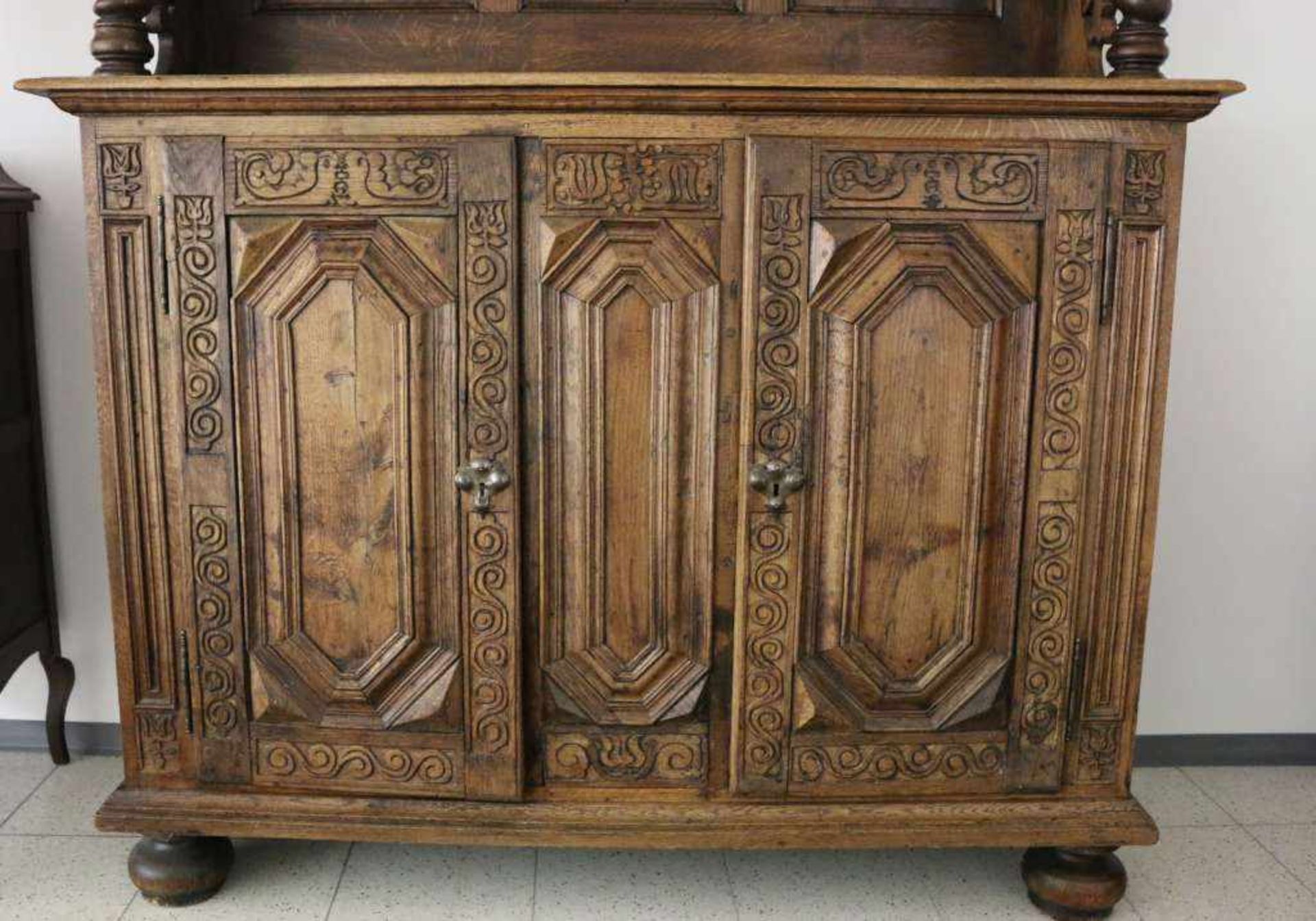 Cupboard/Tassenschrank Norddeutschland, Eiche um 1703. Dreigeteilte Front mit Kissenfüllungen - Bild 2 aus 6