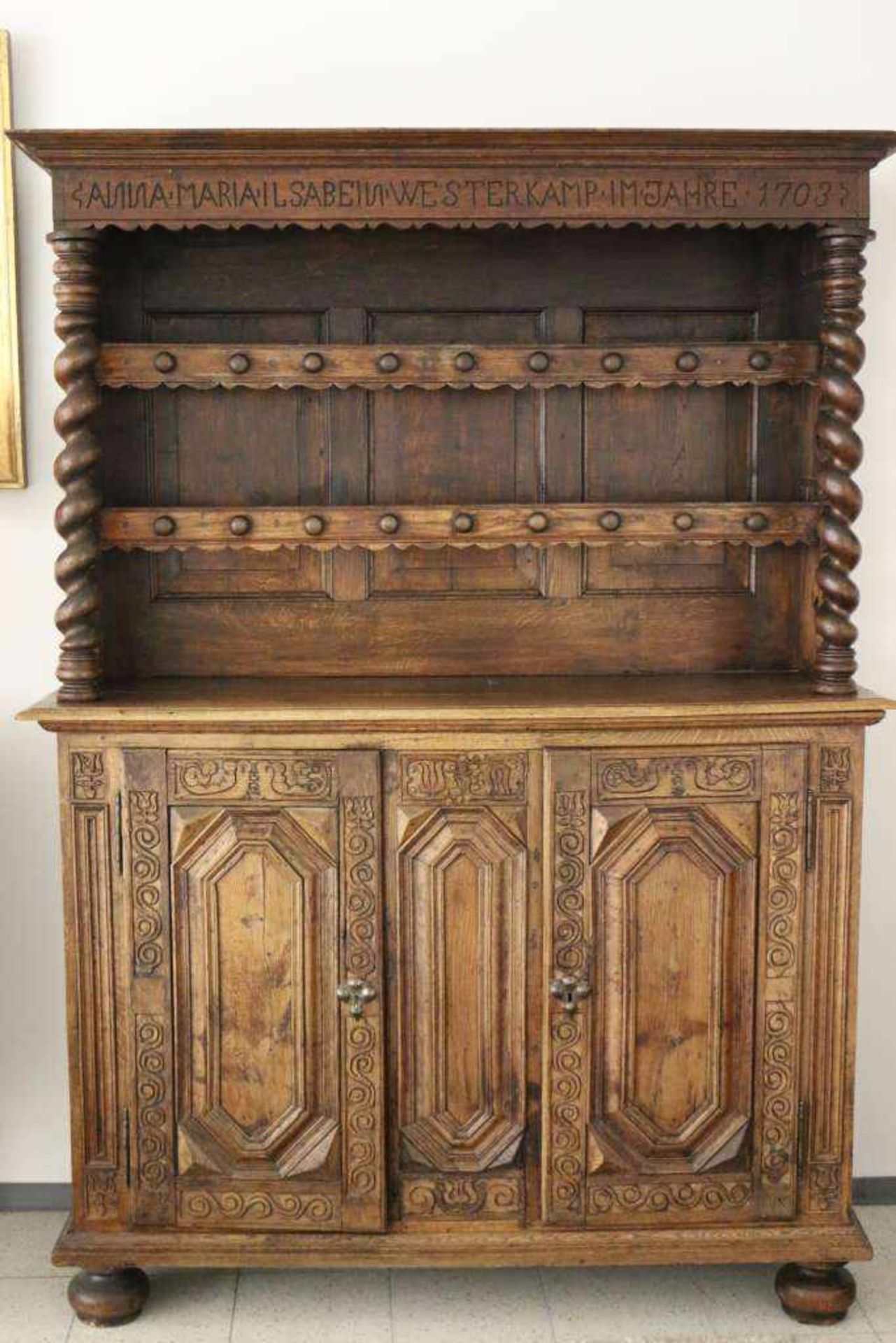 Cupboard/Tassenschrank Norddeutschland, Eiche um 1703. Dreigeteilte Front mit Kissenfüllungen