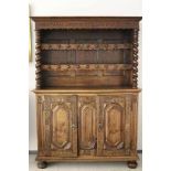 Cupboard/Tassenschrank Norddeutschland, Eiche um 1703. Dreigeteilte Front mit Kissenfüllungen