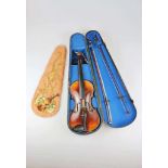 Alte Geige (ohne Hersteller-Etikett) im abschließbaren Holzkasten, Schlüssel fehlt. Dabei 2 Bögen.