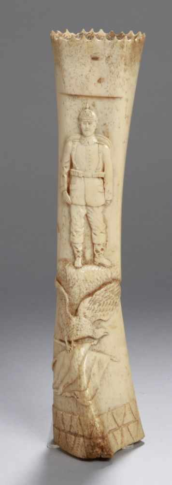Bein-Schnitzerei, dt., Erster Weltkrieg, Röhrenstück mit gezackt gebogtem Abschluß, schauseitig