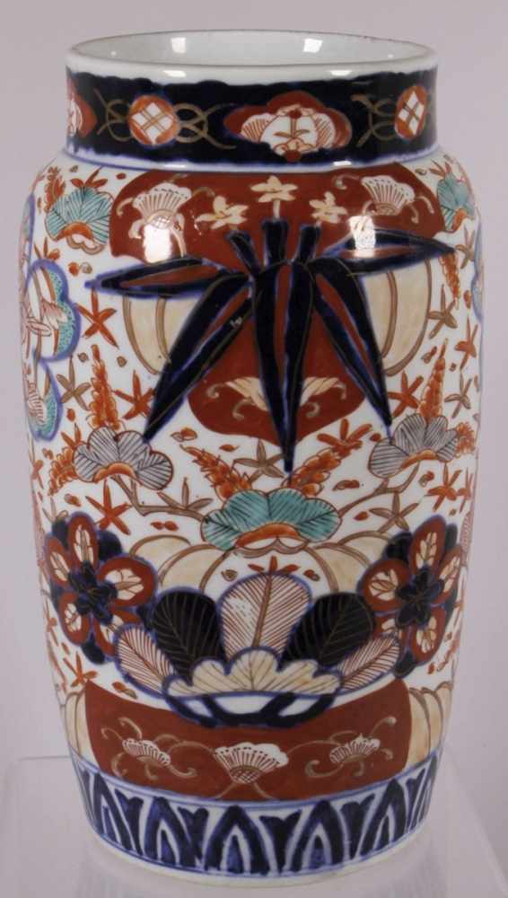 Porzellan-Ziervase, Japan, Meiji-Periode, im Arita-Stil gearbeitet, runder Stand, sich zur - Image 2 of 4