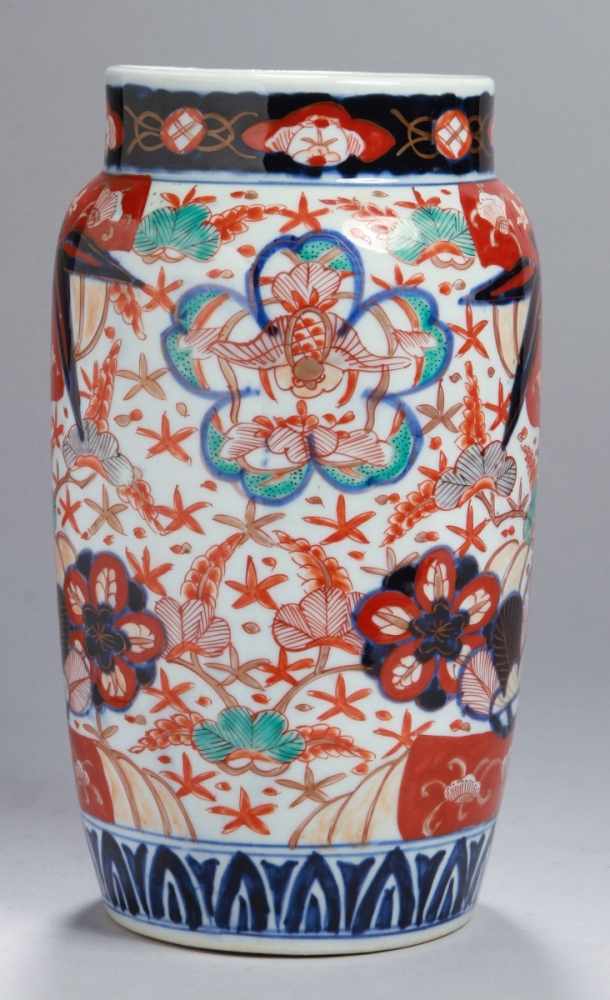 Porzellan-Ziervase, Japan, Meiji-Periode, im Arita-Stil gearbeitet, runder Stand, sich zur