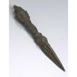 Eisen-Phurba, Tibet. 18. Jh., dreiseitiger, spitz zulaufender Stift, Fabeltierzwischenteil,