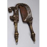 Bronze-Betelnussschneider, Indien, 19. Jh., 2-griffige, scharnierte, flache Form mit Darstellung