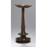 Bronze-Öllampe, Indien, 18./19. Jh., Rundstand, gemuldeter, glockenförmiger Aufbau mit flach