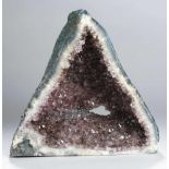 Große Amethyst-Druse, ausgehöhlte Dreicksform, 37 x 39 x 18 cm, Außenwandung rissig, Rückseite mit