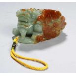 Jade-Glücksbringer, China, Glückssymbol bzw. Anhänger, plastische Schnitzarbeit in Form eines