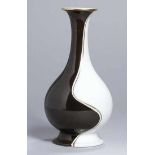 Porzellan-Ziervase, "Pinguin", Rosenthal, Kunstabteilung Selb, 1950, Dekor: Pinguin, gekeht