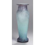 Glas-Ziervase, Frankreich, um 1920, Trompetenstand, schlanker, sich zur leicht gerundeten Schulter