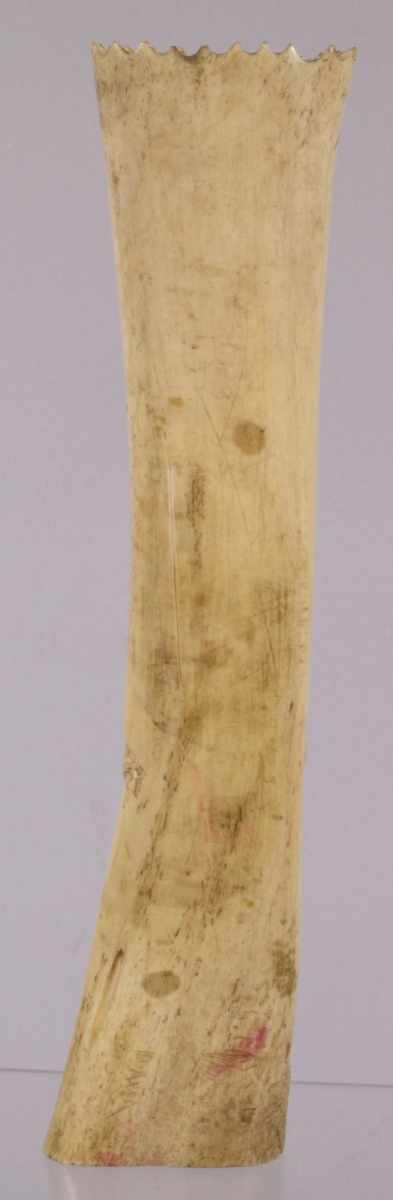 Bein-Schnitzerei, dt., Erster Weltkrieg, Röhrenstück mit gezackt gebogtem Abschluß, schauseitig - Image 2 of 3