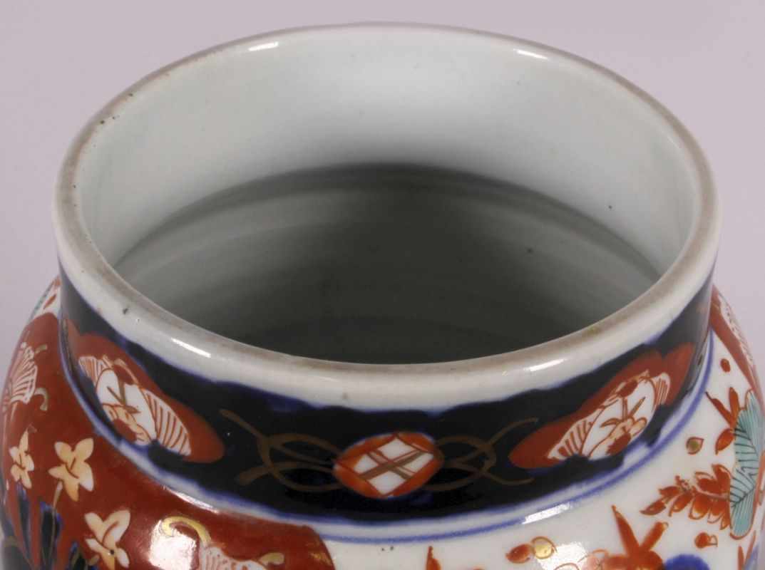 Porzellan-Ziervase, Japan, Meiji-Periode, im Arita-Stil gearbeitet, runder Stand, sich zur - Image 3 of 4