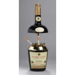Zigaretten-Spender, Frankreich, Mitte 20. Jh., Courvoisier-Cognacflasche aus dunklem Kunststoff