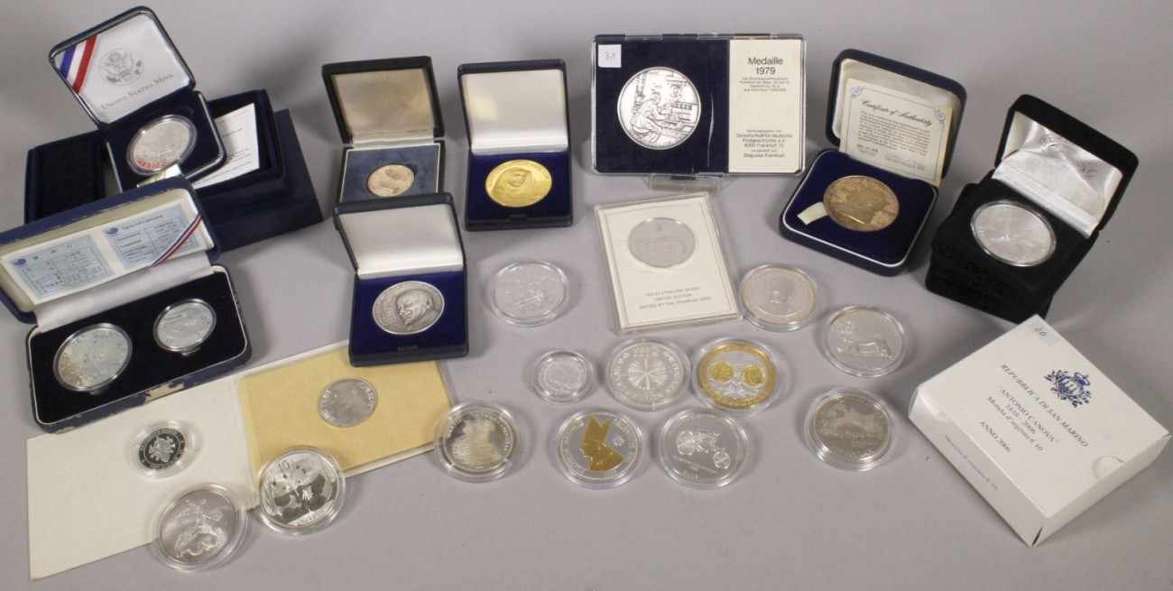 Konvolut Münzen und Medaillen, 26-tlg., unterschiedliche Länder, Größen und Dekore, zus. ca. 500
