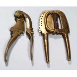 Zwei Bronze-Betelnussschneider, Indien, 19. Jh., 2-griffige, scharnierte, flache Form in