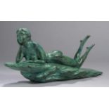 Bronze-Plastik, "Liegender, weiblicher Akt", unleserlich signierender Bildhauer 2. Hälfte 20. Jh.,