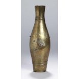 Bronze-Ziervase, China, 19. Jh., runder Stand, gestreckt ovoid gebauchter Korpus mit schlankem