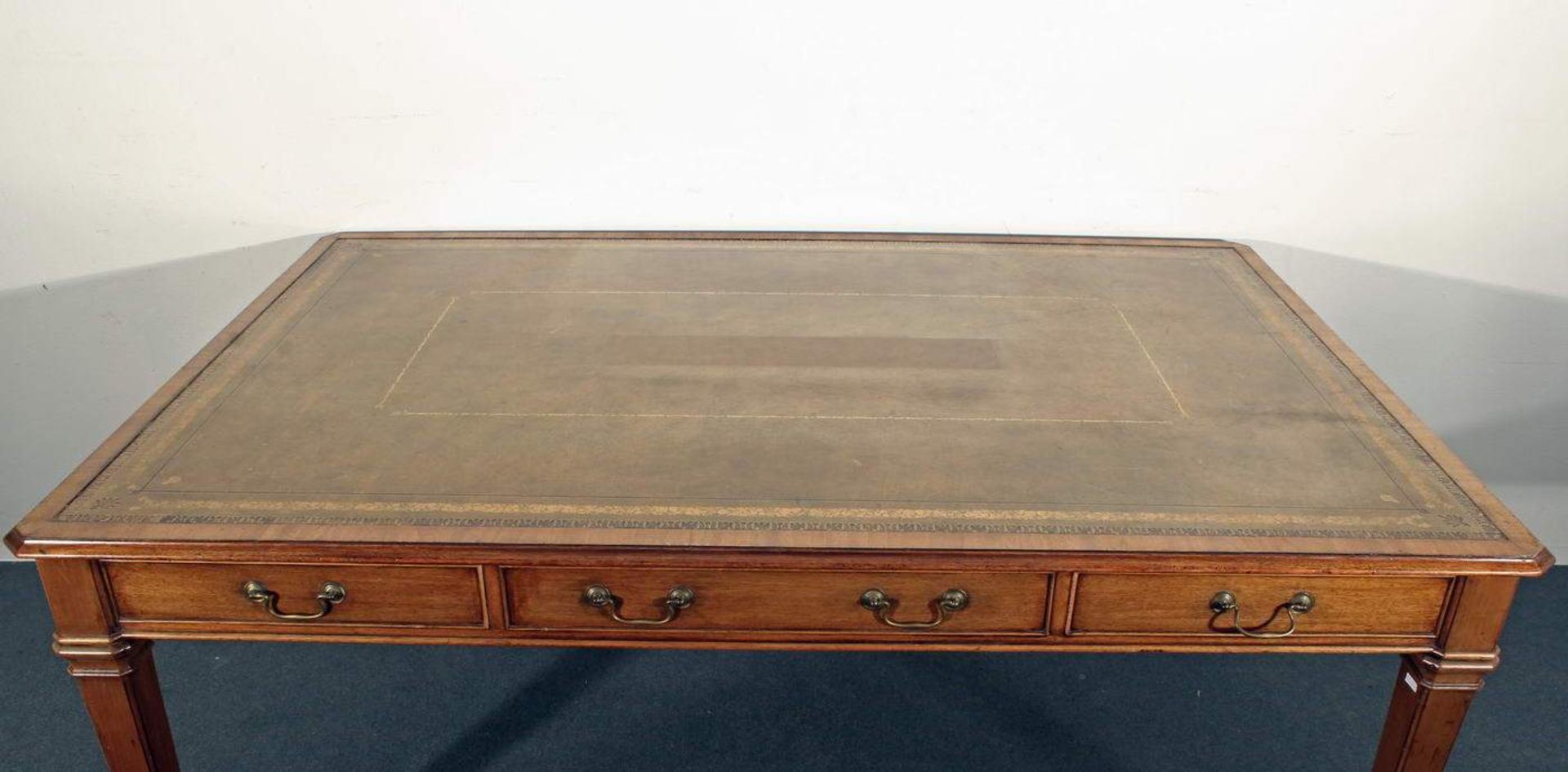 Schreibtisch, England, um 1900, drei Schübe, Rückseite drei Blendschübe, eingelassene Lederplatte, - Bild 2 aus 2