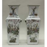 Paar Vierkantvasen, China, um 1900, Porzellan, polychromer Dekor, Schriftzeichen, mit Holzsockeln,