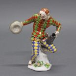 Porzellanfigur, "Harlekin mit Kanne", wohl Meissen, ungemarkt, polychrom und goldstaffiert, 16 cm