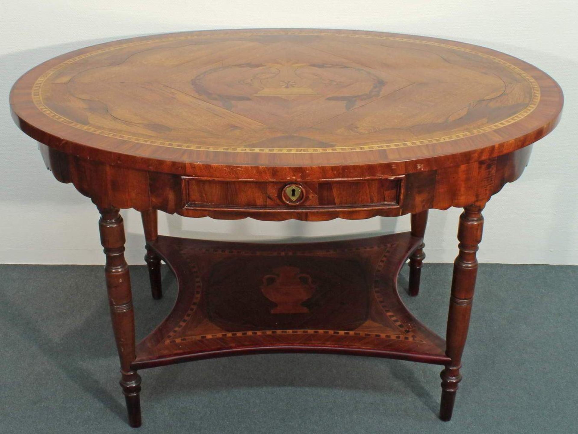 Ovaler Tisch, England, 19. Jh., Mahagoni u.a., ein Zwischenboden, zwei Schubfächer, Platte und