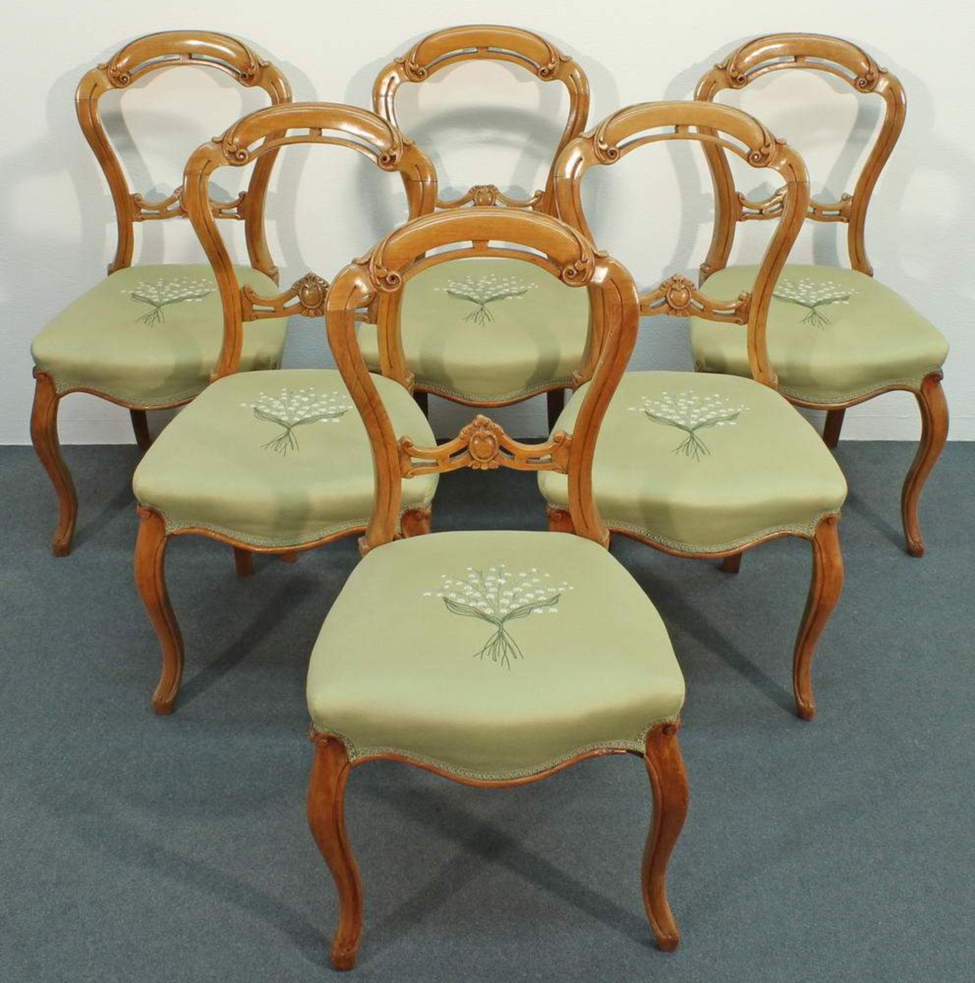 6 Stühle, England, 19. Jh., Nussholz, Sitzpolster mit erneuertem Bezug