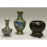 2 Vasen und Topf, China, 20. Jh., Cloisonné, polychrom, verschiedene Dekore, Topf auf Sockel, 20-