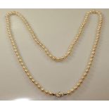 Perlenkette, 102 Akoya-Zuchtperlen ø ca. 7.2 mm, 84 cm lang, Schließe WG 585, 1 Perle